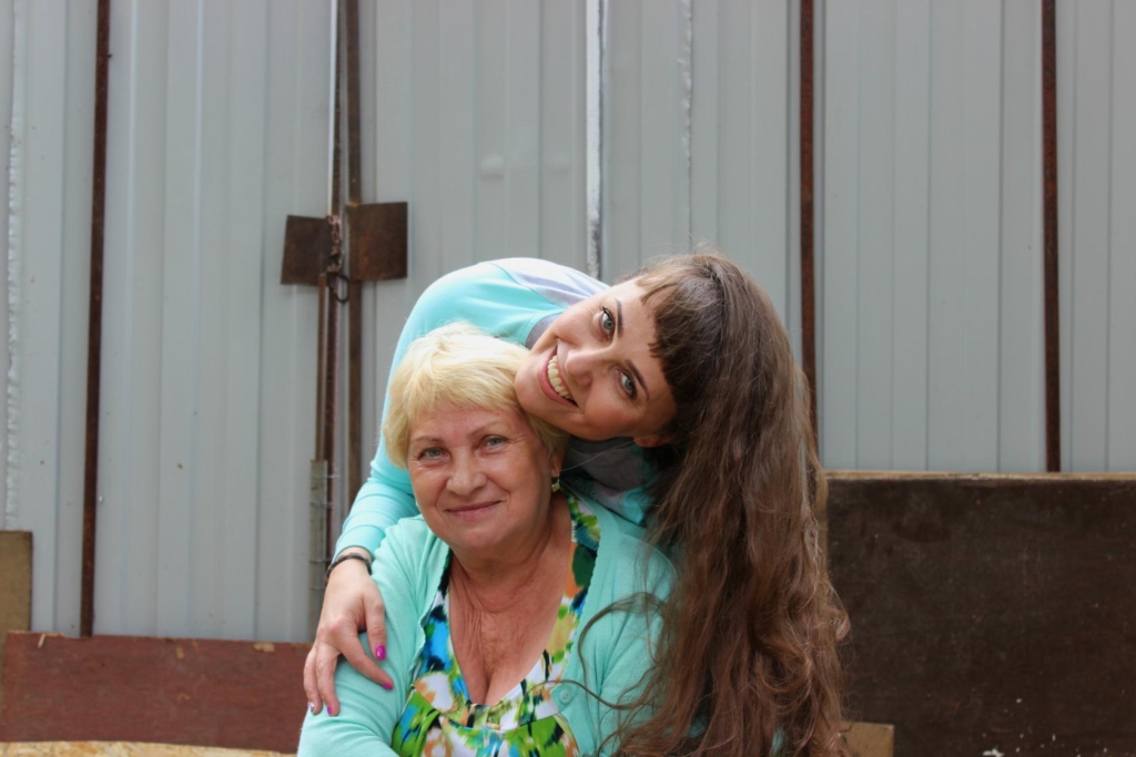 Avec sa mère