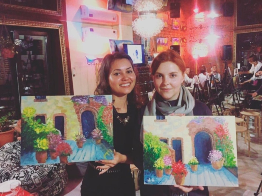 Ekaterina avec son amie a un atelier de peinture Ekaterina avec son amie a un atelier de peinture