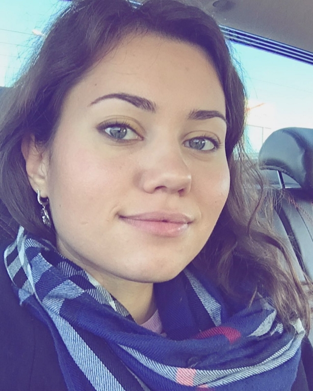 Ekaterina qui rentre du travail dans la voiture de sa collègue Ekaterina qui rentre du travail dans la voiture de sa collègue