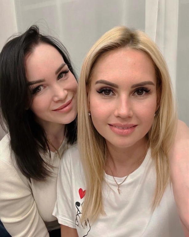 Nurgaisha Avec Elena sa meilleure amie et c'est elle qui a la messagerie Télégram